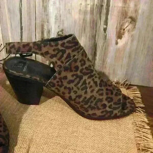 Super cute‎ leopard peep toe heels